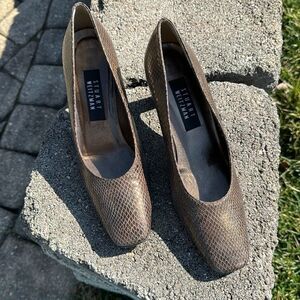 STUART WEITZMAN~BROWN/BRONZE SNAKE SKIN PUMPS~VERY GOOD CONDITION~SIZE 8.5~BR